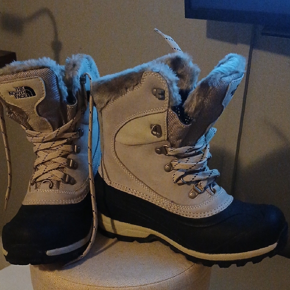 The North Face Women's Black and Cream Winter Boots - Picture 4 of 11